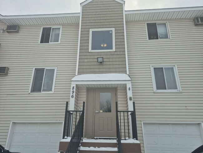 Building Photo - 896 Wescott Square