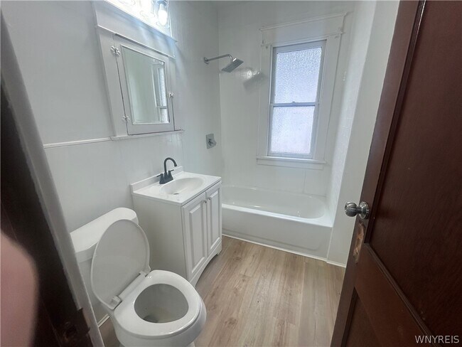 Building Photo - 411 Cambridge Ave