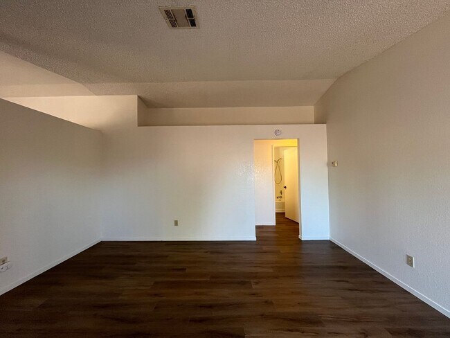 Building Photo - 309 Oak Meadow Ln