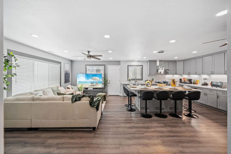 Building Photo - 10983 Parkdale Ave