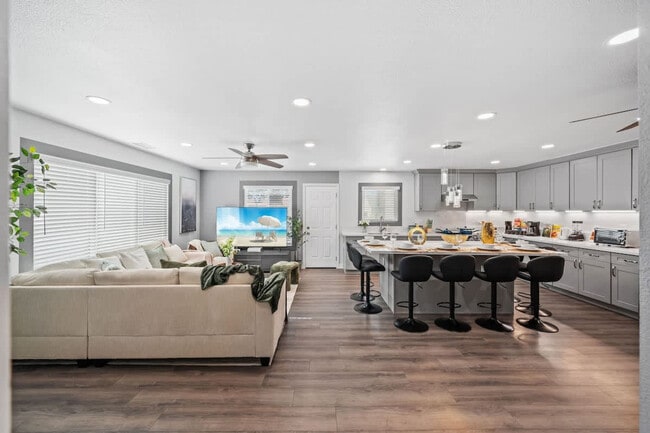 Building Photo - 10983 Parkdale Ave