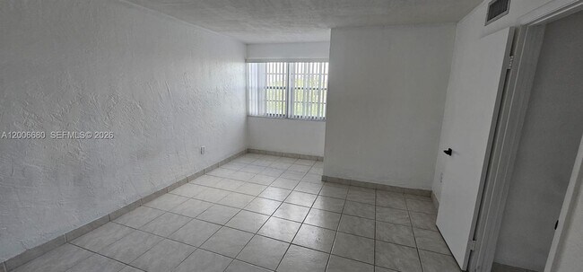 Building Photo - 6884 N Kendall Dr