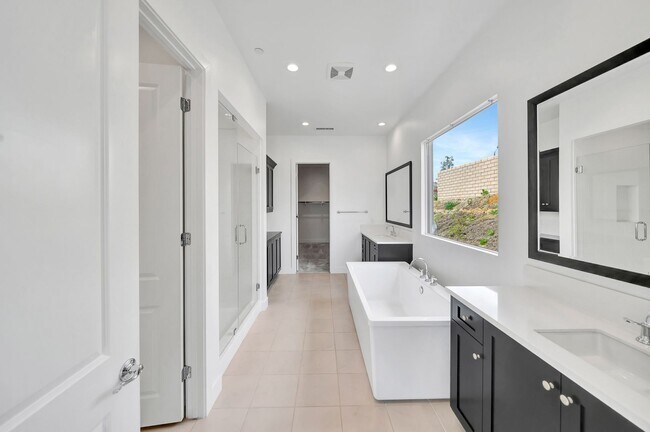 Building Photo - 30000 N Camino los Robles