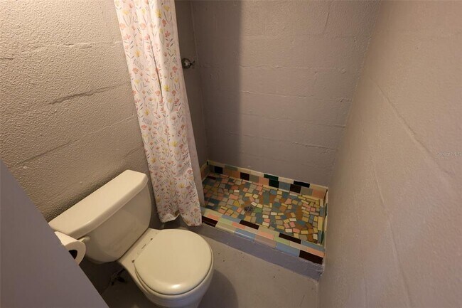 Building Photo - 686 Manor Dr W