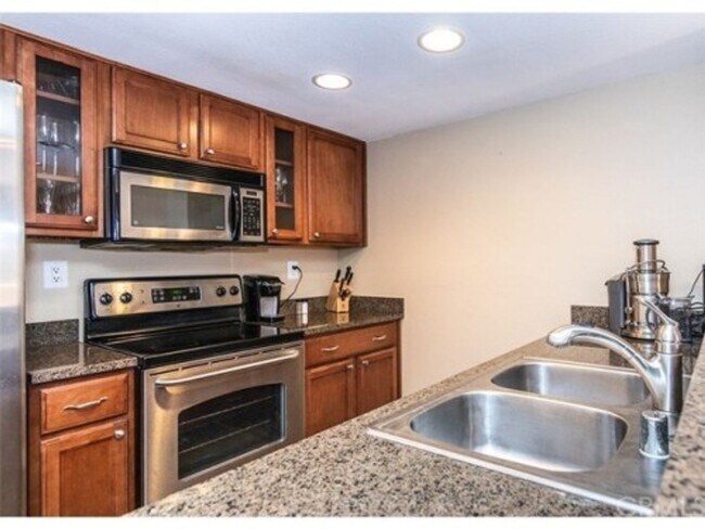Building Photo - RB 1 Br 1 Bath Granite Kitchen Luxury Condo $2400 Avail July 1st
