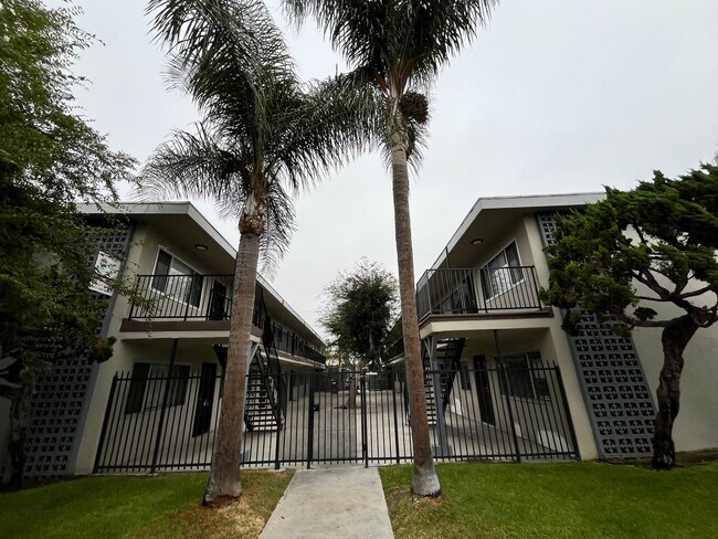 Building Photo - MOVE IN SPECIAL*$500 OFF 2ND MONTHS RENT*SPACIOUS 2 BEDROOM 1 BATH UPSTAIRS WITH 1 SHARED PARKING...