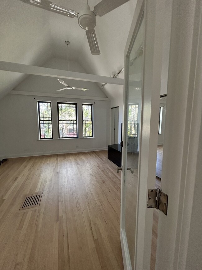 Building Photo - 4230 N Albany Ave