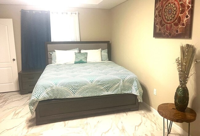 Building Photo - 701 SW McComb Ave