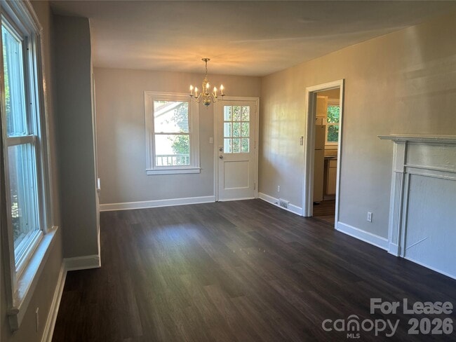 Building Photo - 2565 Brentwood Pl