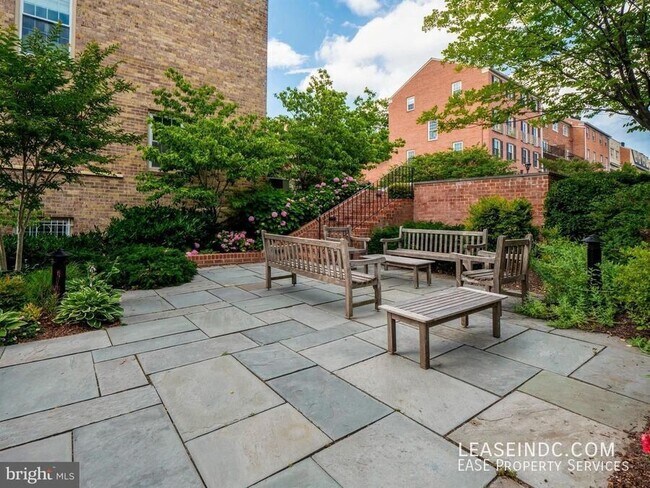 Building Photo - 1602 Beekman Pl NW