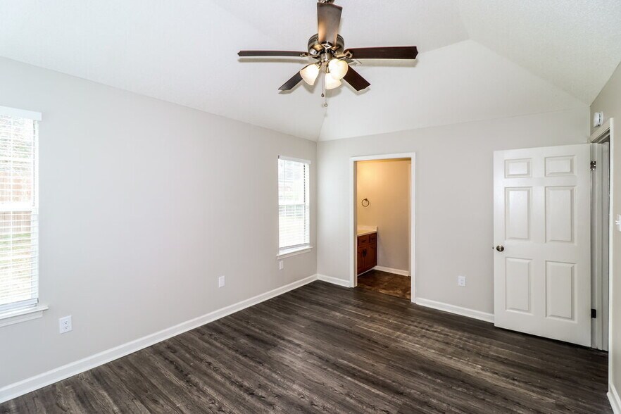 Building Photo - 7001 Bellevue Trce