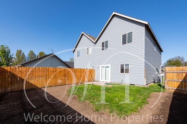 Building Photo - Enjoy the Open Floor Plan and Generous Storage in this College Place Duplex