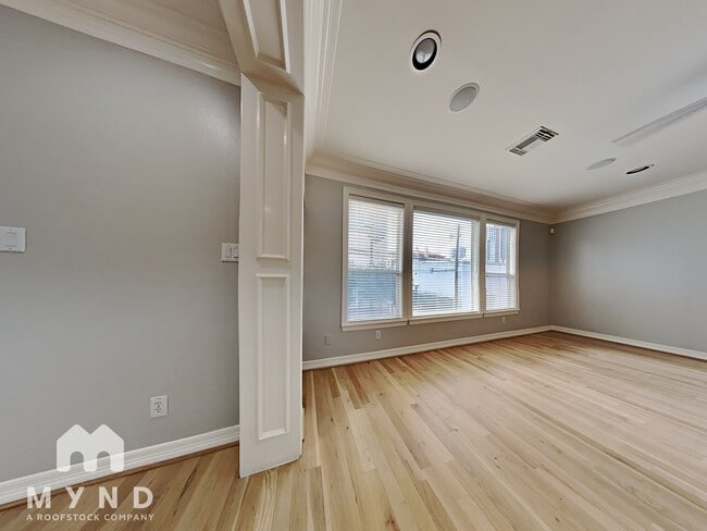 Building Photo - 839 Rosine St