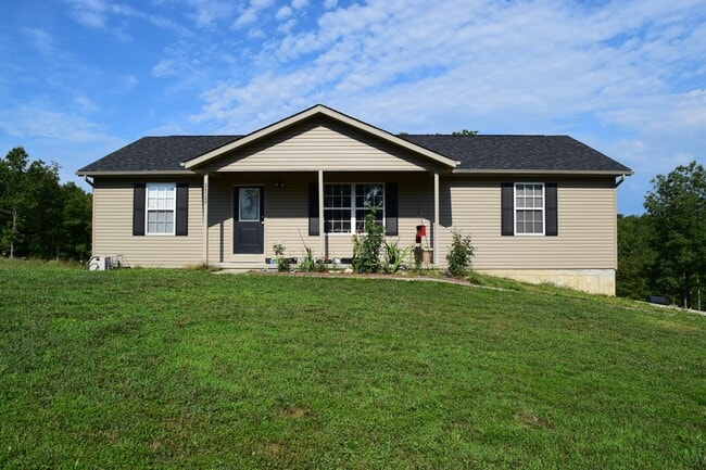 Building Photo - Beautiful 3 Bedroom, 2 Bathroom Home On Mi...