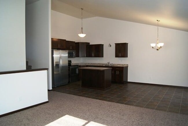 Building Photo - 3 Bed 3 Bath Twin Home