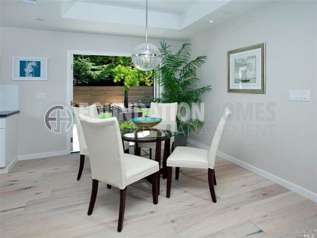 Building Photo - Remodeled 4BD/2BA in Prime Tiburon Locatio...