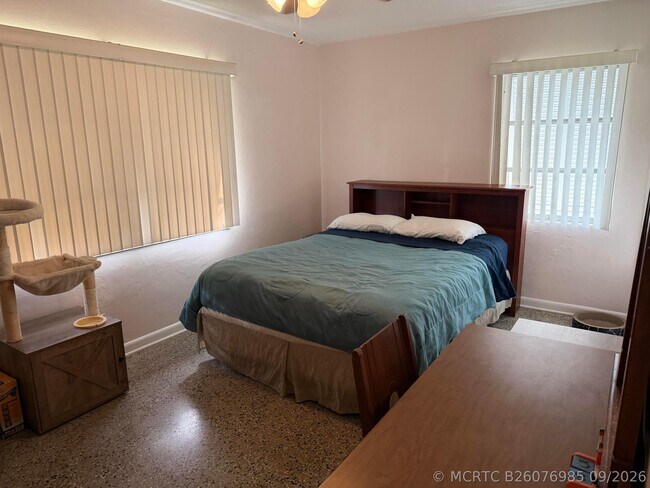 Building Photo - 5550 SE Normandy Ave