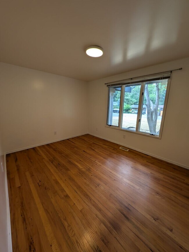 Building Photo - Federal Way One Bedroom Available Now! ALL...
