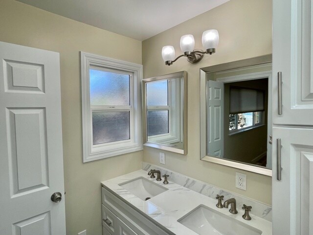 Building Photo - 934 Goodwin Ave