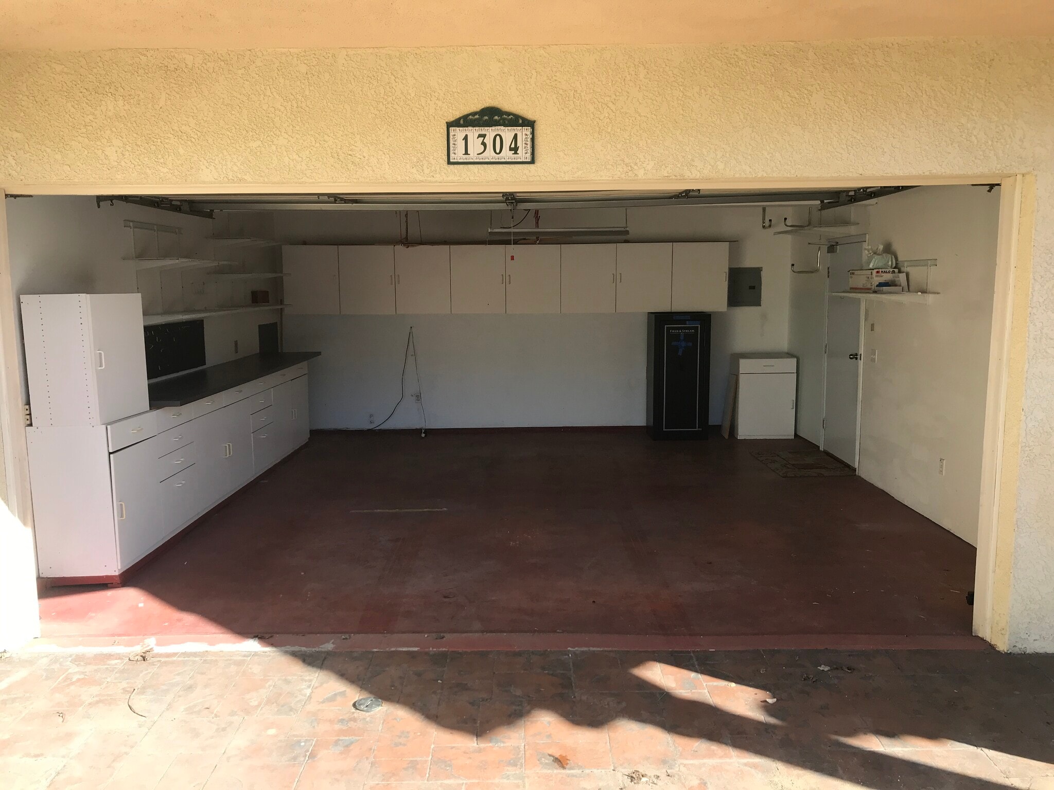 2-car garage - 1304 Mackay Ln