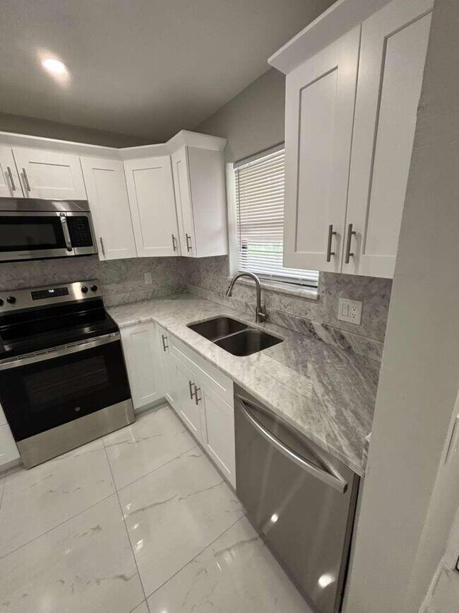 Building Photo - 21913 Lake Forest Cir