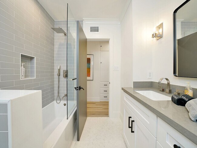 Building Photo - Luxe 5+4.5 w/detached studio, downstairs e...