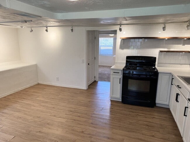 Building Photo - "Charming 2-Bed Apartment with ALL UTILITIES INCLUDED!! – Cozy Comfort Awaits!"