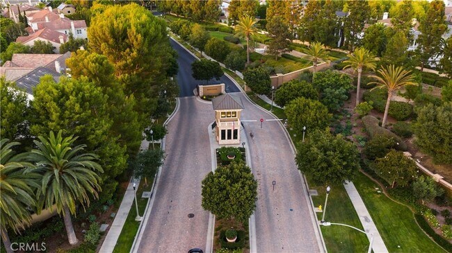 Building Photo - 58 Victoria