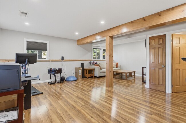 Building Photo - 931 Mountain View