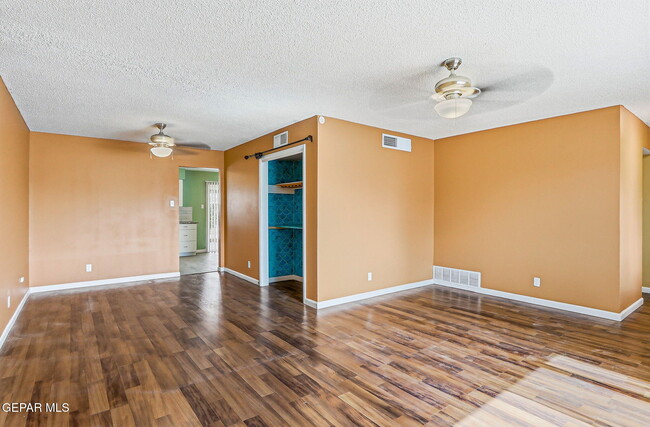 Building Photo - 3020 Wedgewood Dr