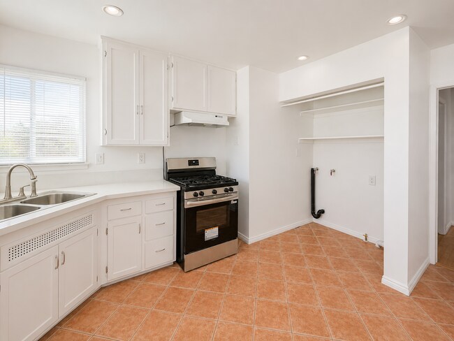 Building Photo - Charming Lakewood Home- Available for showings March 1st!