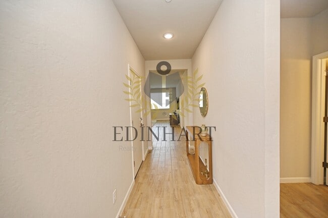 Building Photo - 502 Traverse Dr S