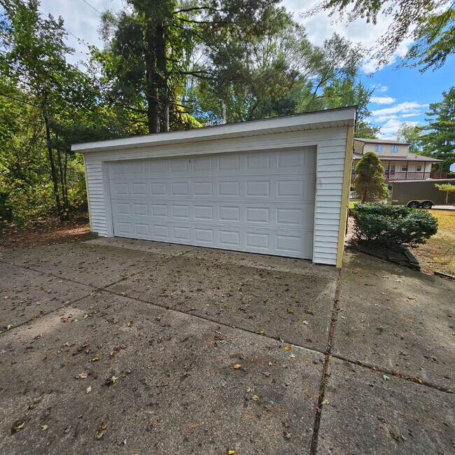 Building Photo - A cozy 2-bedroom, 1-bath home in the heart...