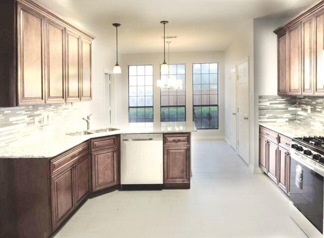 Building Photo - 2116 Leeds Dr