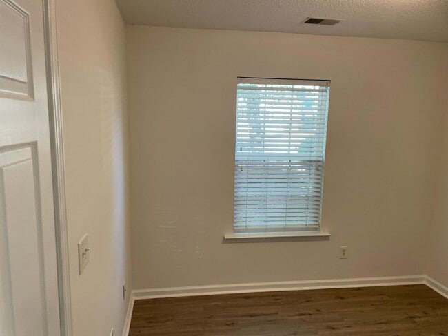 Building Photo - Cozy Two Bedroom Condo Close to Ft. Jackson!