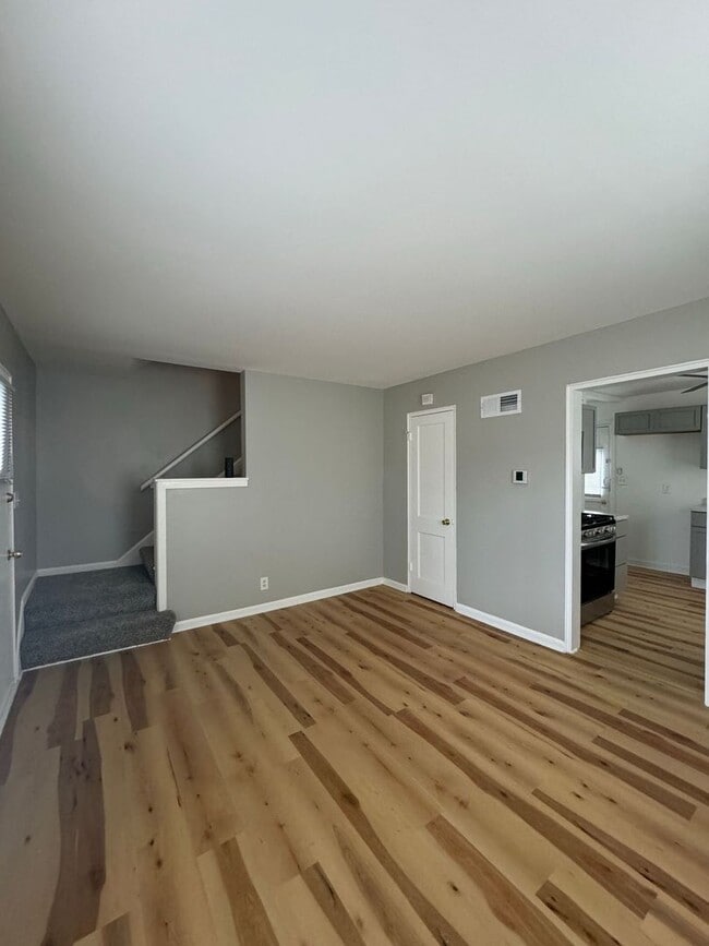 Building Photo - Cozy & Updated Duplex – Close to UMKC, Rockhurst & More