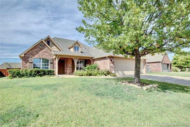 Building Photo - Large open 3 bed, 3 car Garage in The Highlands at Forest Ridge