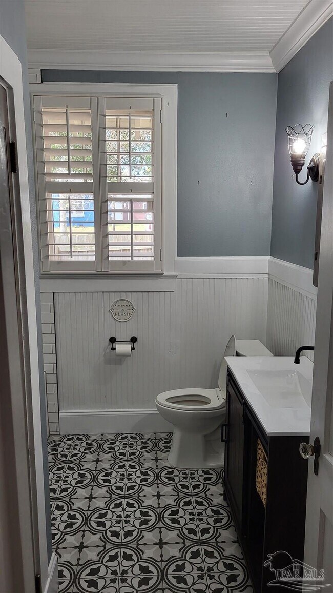 Building Photo - 1800 E Lloyd St