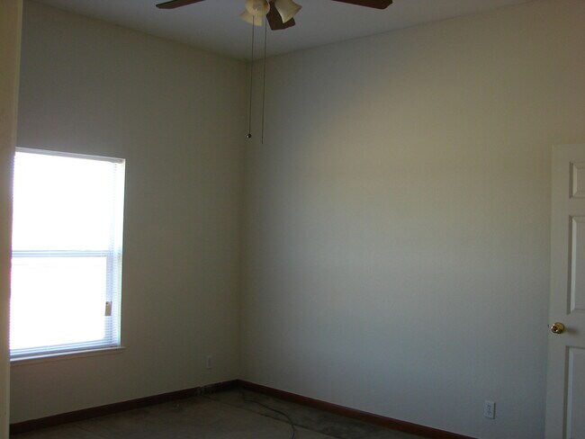 Building Photo - 4 Bedroom in Arboga! Available Now!