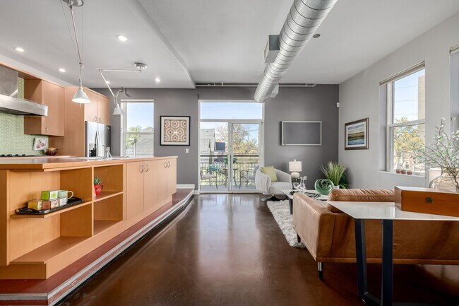 Building Photo - One bedroom, two bath corner unit in Baker with two balconies