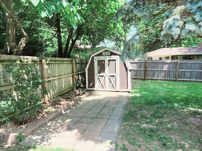 Building Photo - Primrose Market Place Area - Mission Hills Subdivision