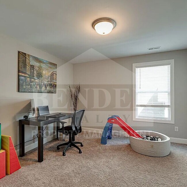 Building Photo - Beautiful Like New Home in Ooltewah