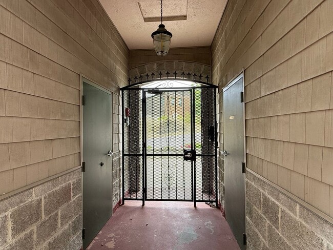 Building Photo - Beautiful 2 Bed 2 Bath Condo Near Sacred H...