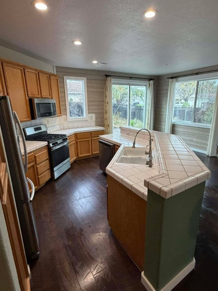 Building Photo - 6931 Loheit Way