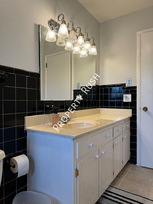 Building Photo - 2307 Arroyo Dr