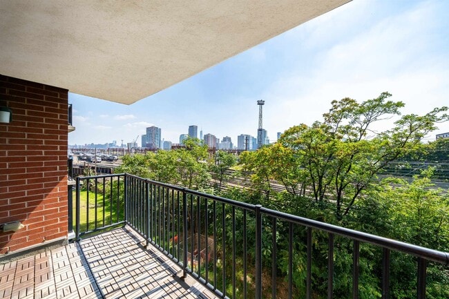 Building Photo - 700 Grove St