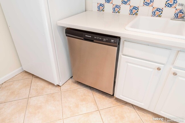 Building Photo - 2400 Bonar St