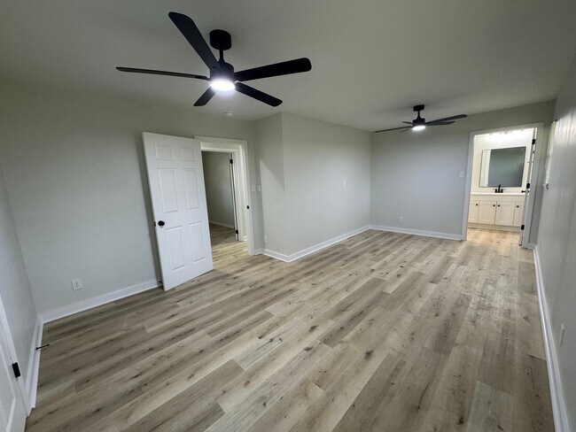 Building Photo - $2,195/month | 4 Bed | 2.5 Bath | 2,046 Sq Ft