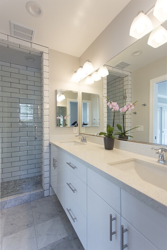 Building Photo - Newly Remodeled 3 Bedroom House by La Joll...
