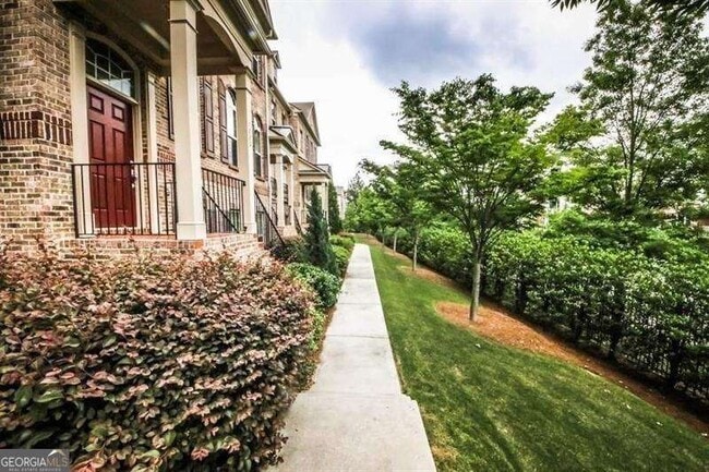 Building Photo - 1004 E Paces Chase